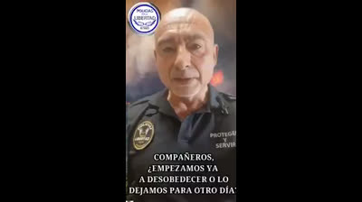 UN POLICÍA CON DOS PARES  PREGUNTA «¿EMPEZAMOS YA A DESOBEDECER?», ES QUE EL PODER HA CRUZADO DEMASIADAS LÍNEAS.