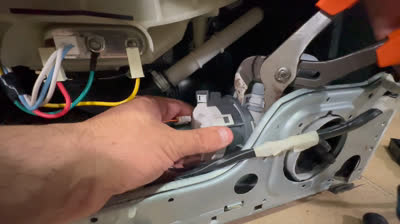 No desagua? Como cambiar la bomba de desague de la lavadora LG